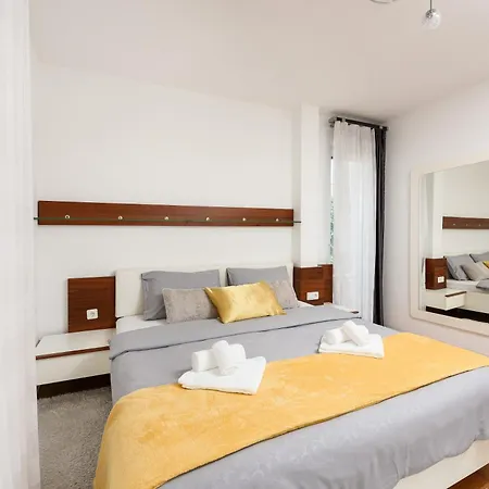 Apartment Luxurious Urban Retreat With Whirlpool And Private Parking