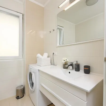 Luxurious Urban Retreat With Whirlpool And Private Parking Zara