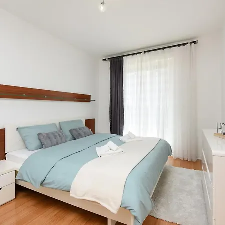 Luxurious Urban Retreat With Whirlpool And Private Parking Lejlighed