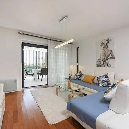 Luxurious Urban Retreat With Whirlpool And Private Parking Zara