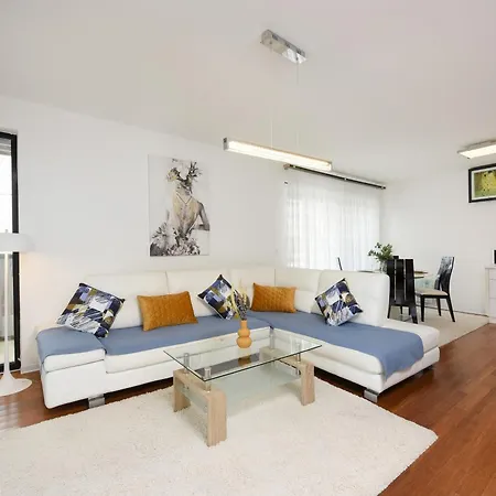 Appartamento Luxurious Urban Retreat With Whirlpool And Private Parking *