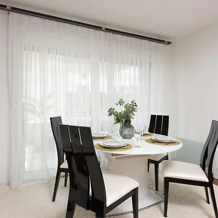 Appartamento Luxurious Urban Retreat With Whirlpool And Private Parking