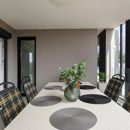 Luxurious Urban Retreat With Whirlpool And Private Parking Zara