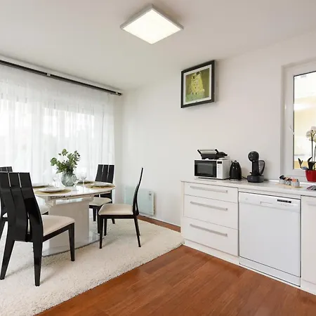 Appartamento Luxurious Urban Retreat With Whirlpool And Private Parking