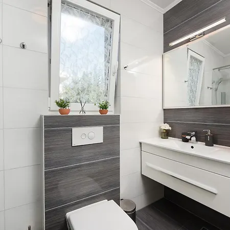 Luxurious Urban Retreat With Whirlpool And Private Parking Zara