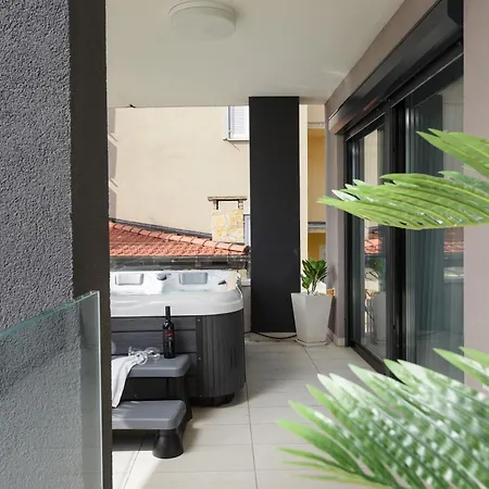 Luxurious Urban Retreat With Whirlpool And Private Parking Zara