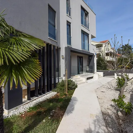 Lejlighed Luxurious Urban Retreat With Whirlpool And Private Parking