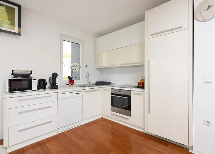 Luxurious Urban Retreat With Whirlpool And Private Parking *