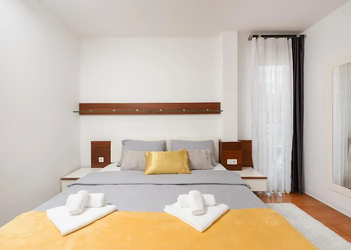 Luxurious Urban Retreat With Whirlpool And Private Parking
