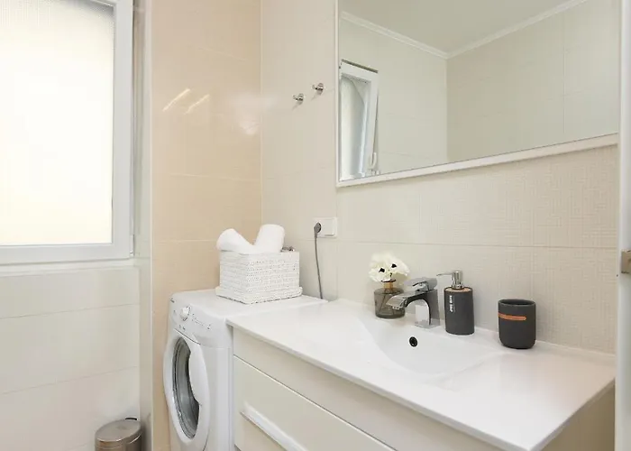 Luxurious Urban Retreat With Whirlpool And Private Parking Zadar
