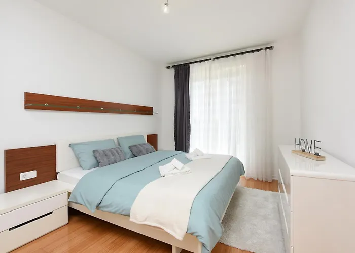 Luxurious Urban Retreat With Whirlpool And Private Parking Lejlighed