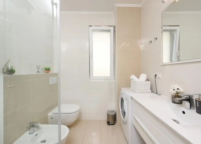 Luxurious Urban Retreat With Whirlpool And Private Parking