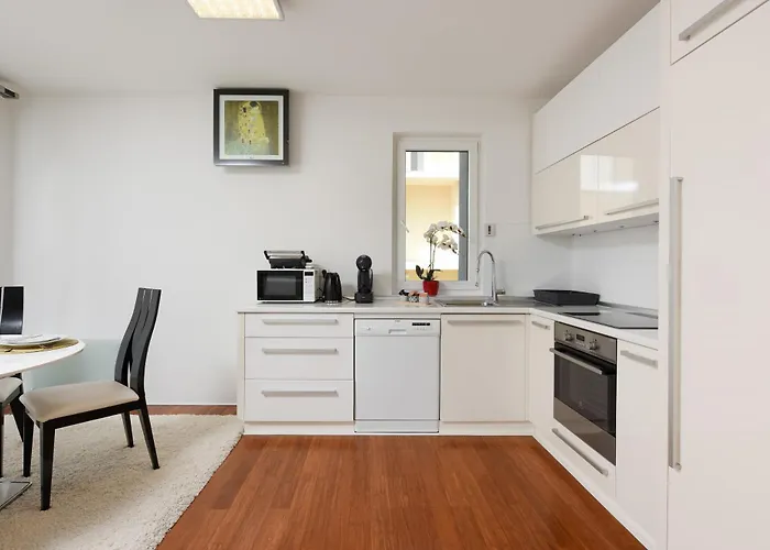 Апартаменты Luxurious Urban Retreat With Whirlpool And Private Parking Задар