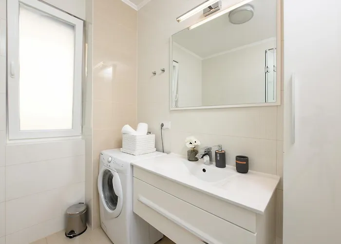 Апартаменты Luxurious Urban Retreat With Whirlpool And Private Parking Задар
