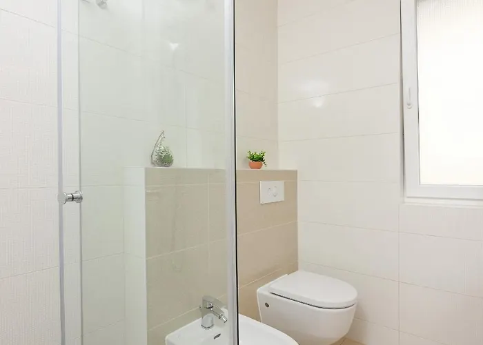 Luxurious Urban Retreat With Whirlpool And Private Parking