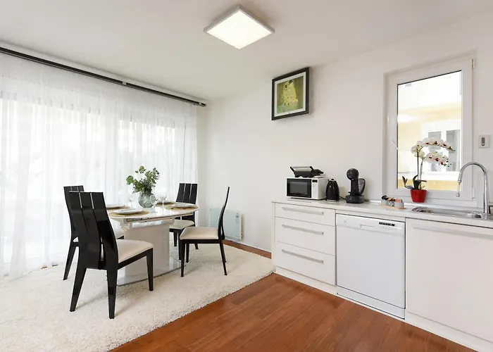 Lejlighed Luxurious Urban Retreat With Whirlpool And Private Parking