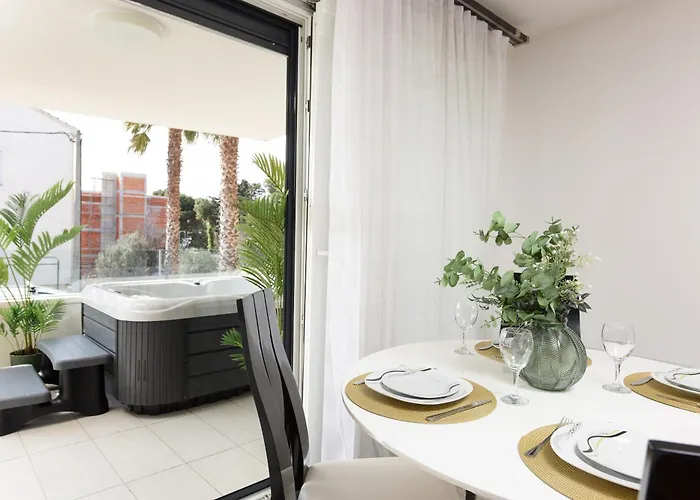 Luxurious Urban Retreat With Whirlpool And Private Parking Lejlighed *