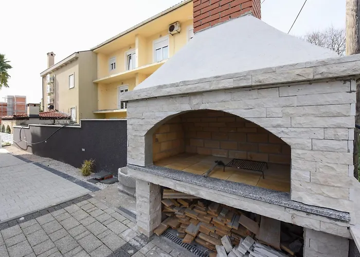 Luxurious Urban Retreat With Whirlpool And Private Parking