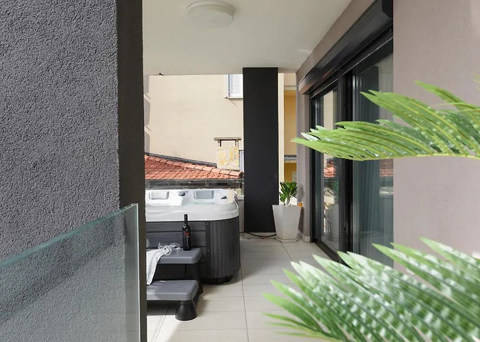 Luxurious Urban Retreat With Whirlpool And Private Parking Zadar