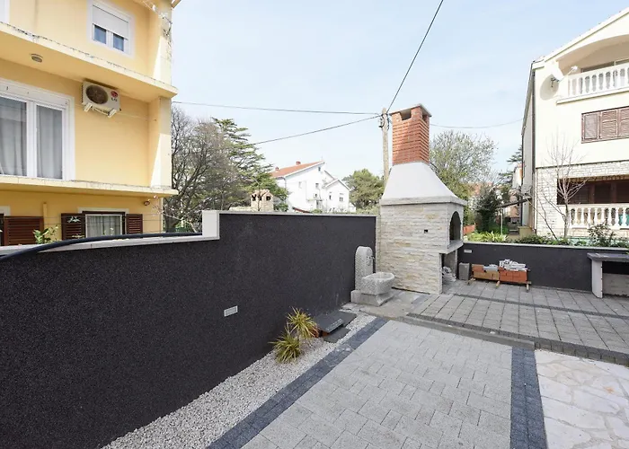 Luxurious Urban Retreat With Whirlpool And Private Parking *