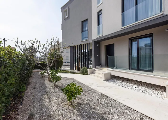 Luxurious Urban Retreat With Whirlpool And Private Parking Zadar